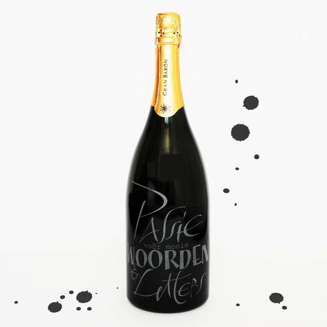 1 Flasche mit eingraviertem Logo