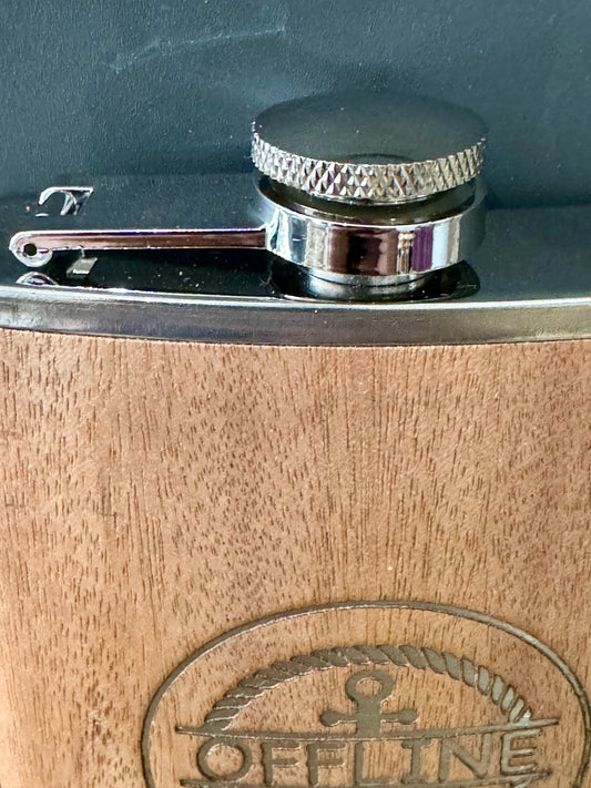 Flask met houtlook en gegraveerde scheepsnaam