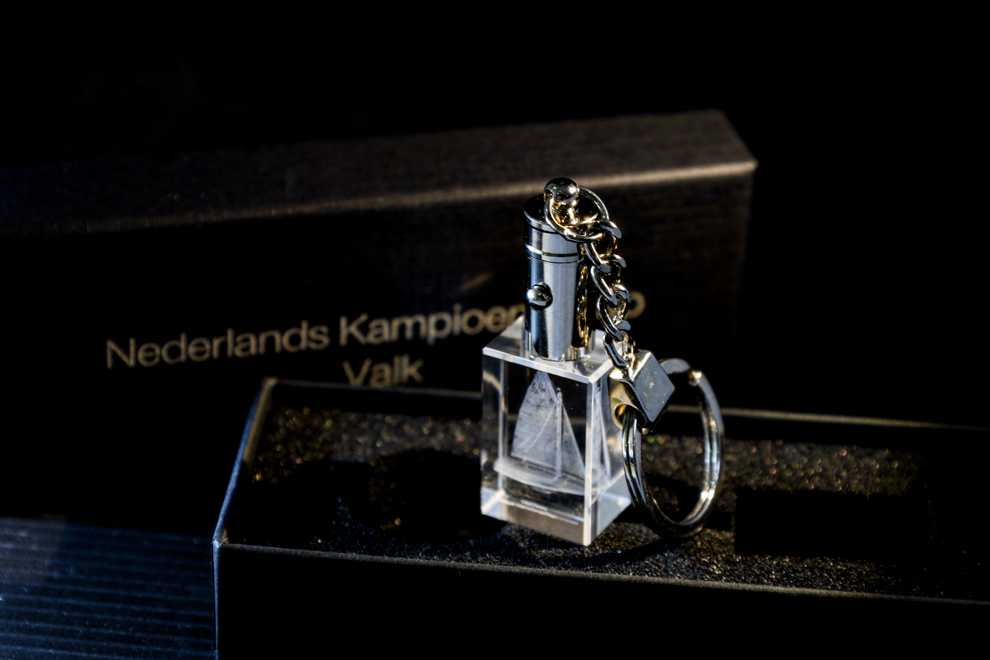 Kristal Sleutelhanger met 3D Gravure VALK met jouw eigen zeilnummer