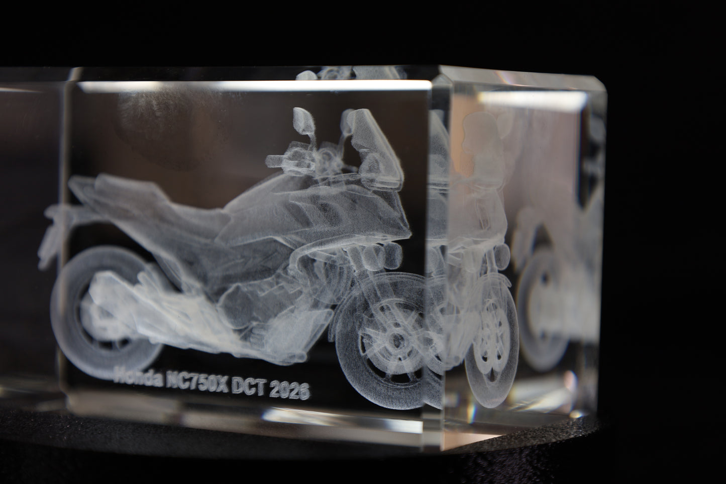 K9 Kristal met 3D Gravure Honda Motor – 50 × 50 × 80 mm