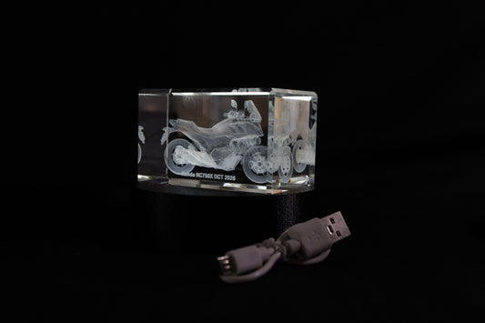 K9 Kristal met 3D Gravure Honda Motor – 50 × 50 × 80 mm