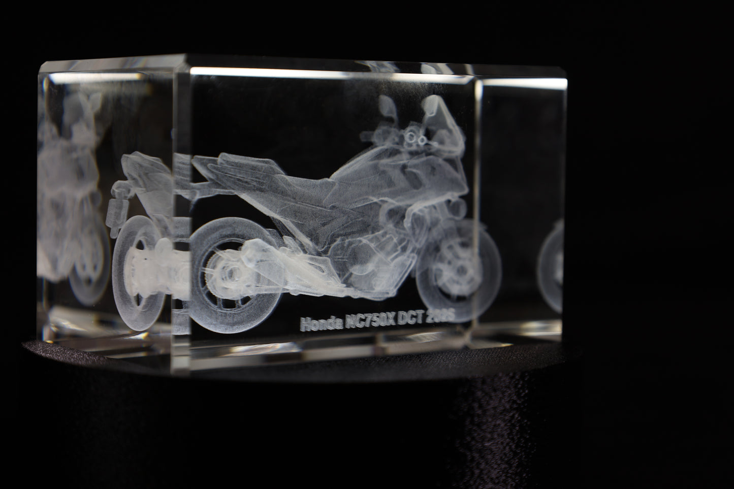 K9 Kristal met 3D Gravure Honda Motor – 50 × 50 × 80 mm