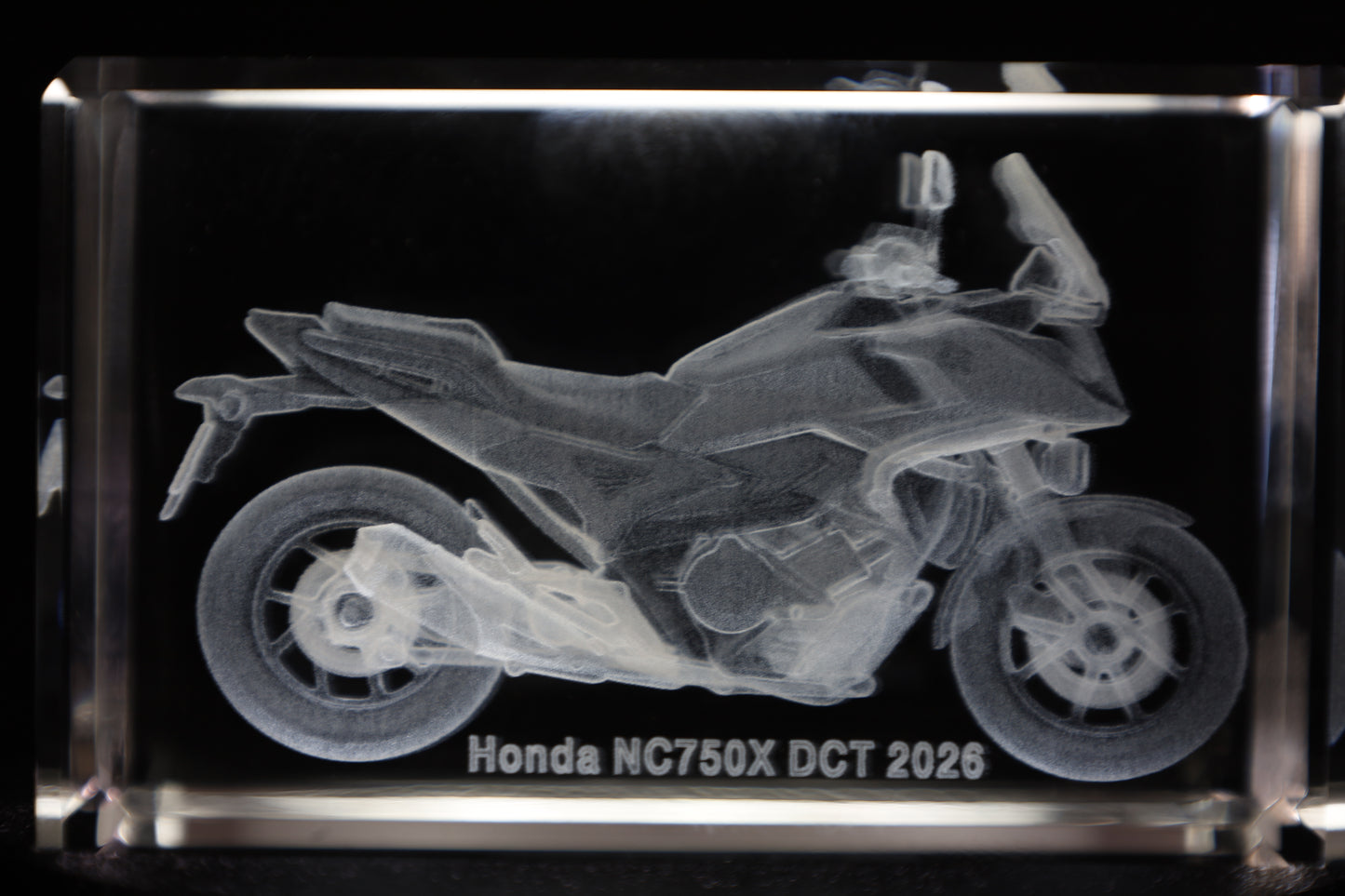 K9 Kristal met 3D Gravure Honda Motor – 50 × 50 × 80 mm
