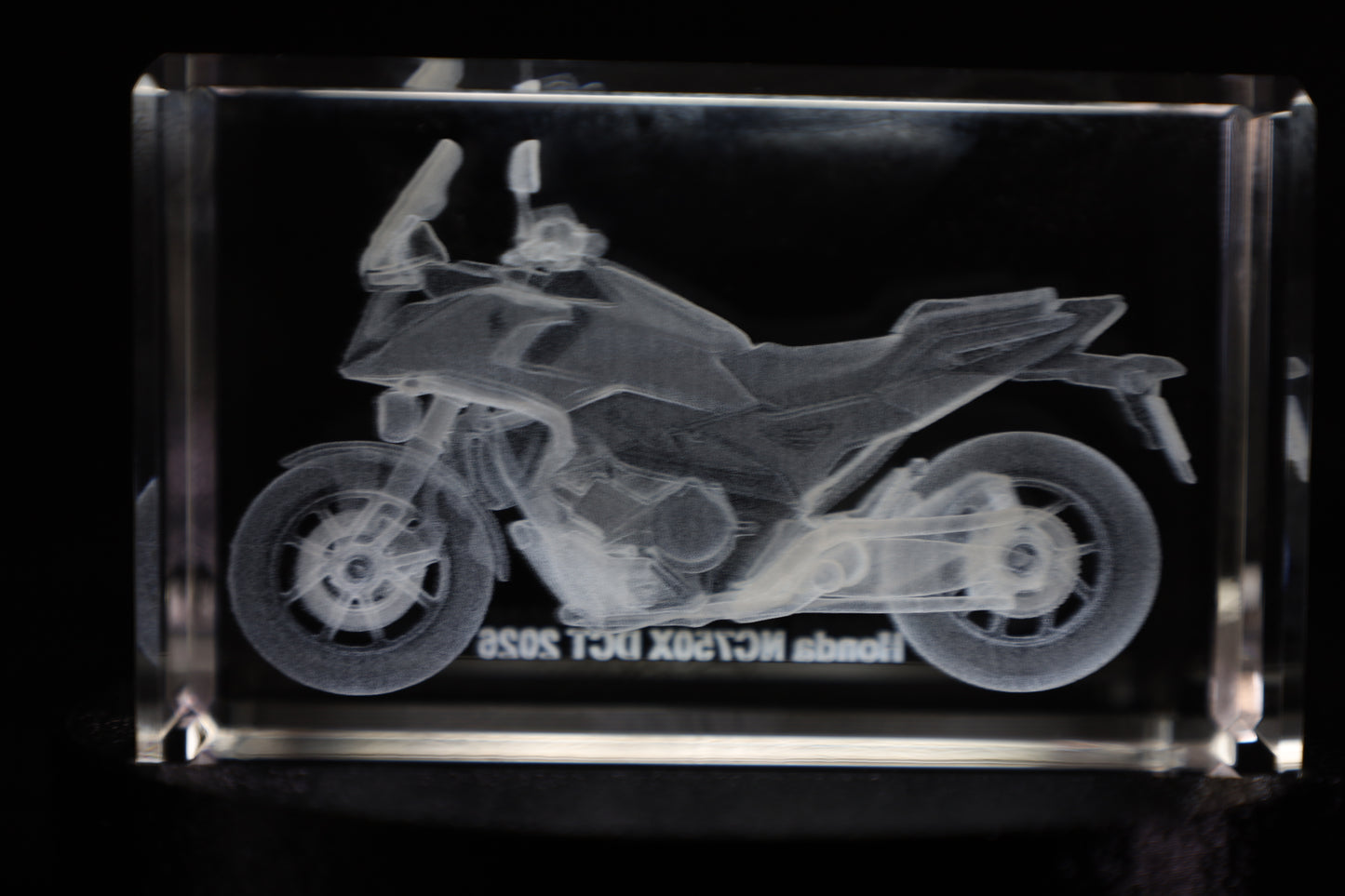 K9 Kristal met 3D Gravure Honda Motor – 50 × 50 × 80 mm