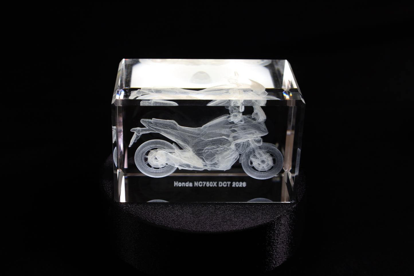 K9 Kristal met 3D Gravure Honda Motor – 50 × 50 × 80 mm