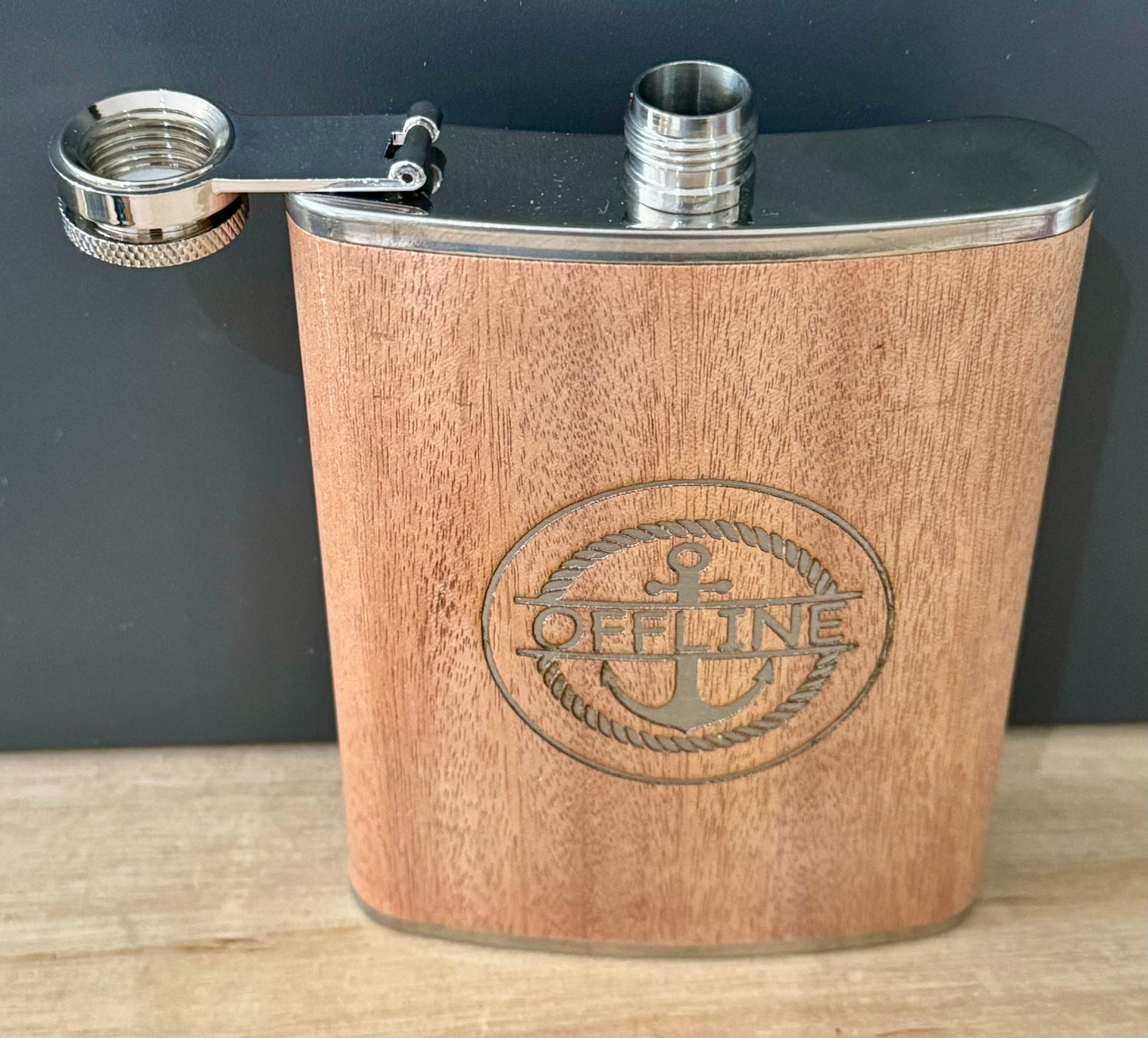 Flask met houtlook en gegraveerde scheepsnaam