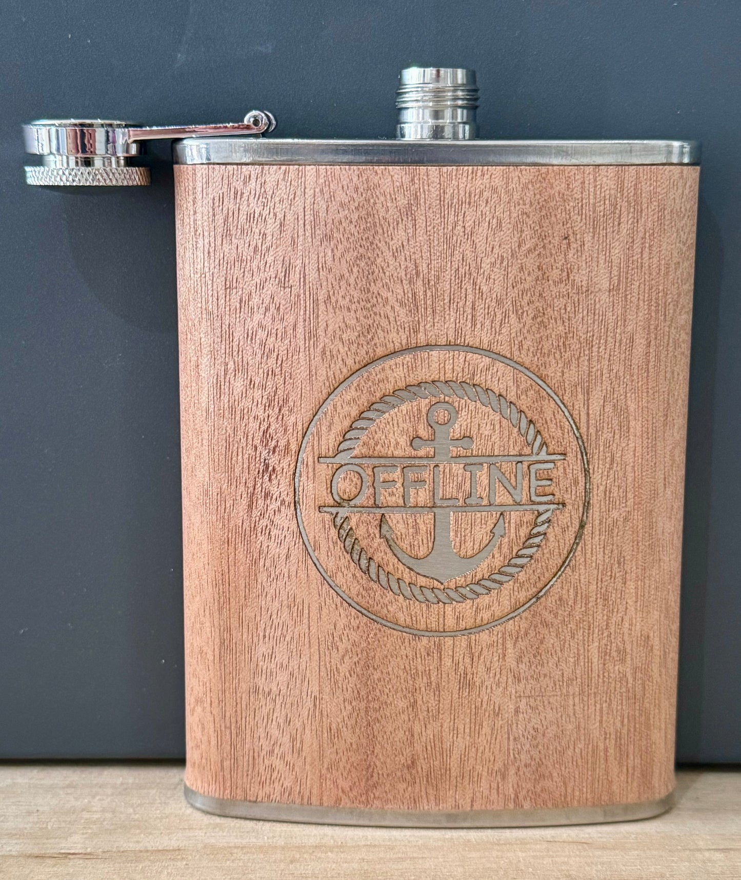 Flask met houtlook en gegraveerde scheepsnaam