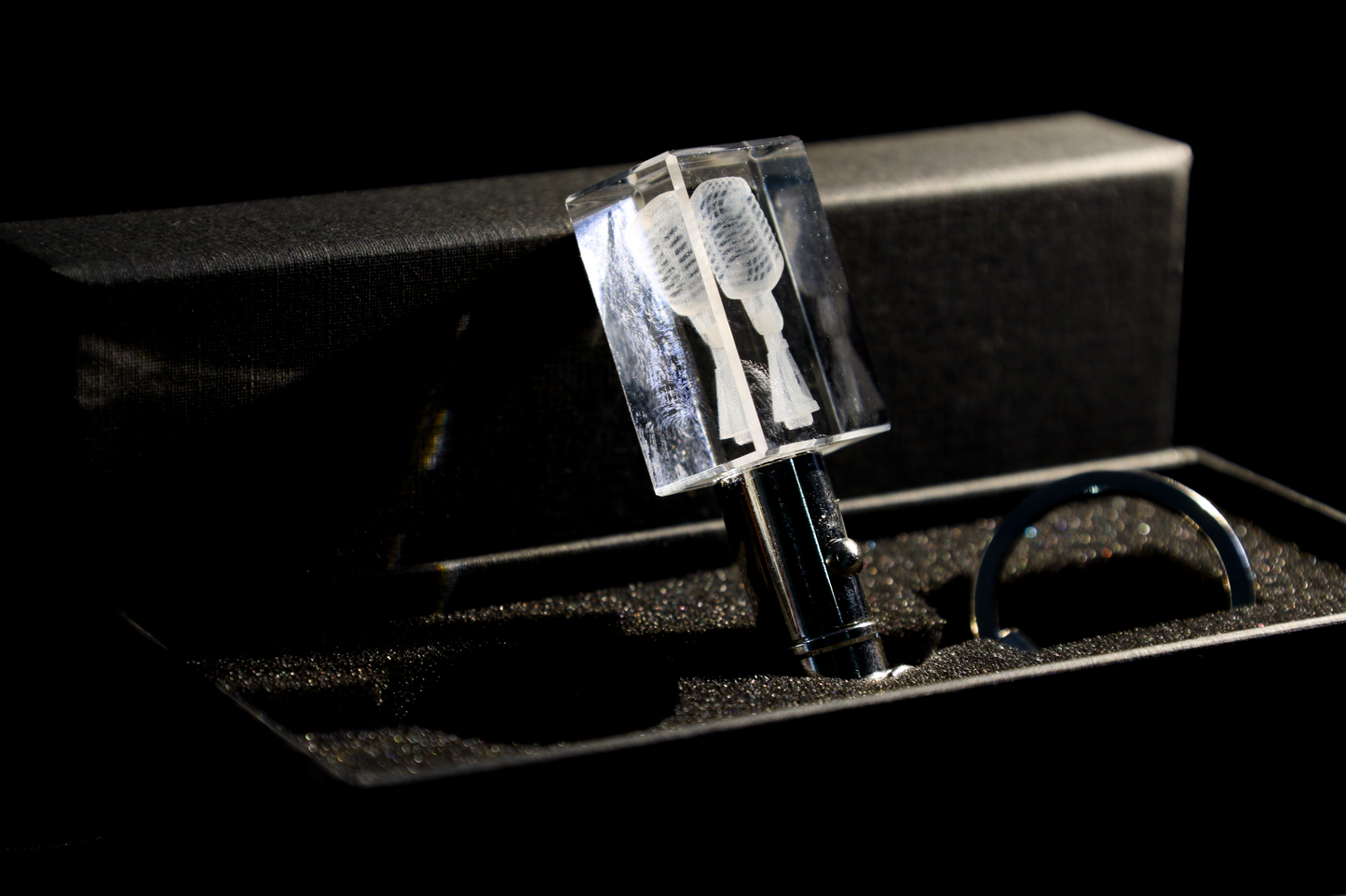 Sleutelhanger Vintage Microfoon – 3D miniatuur met jouw eigen gravure