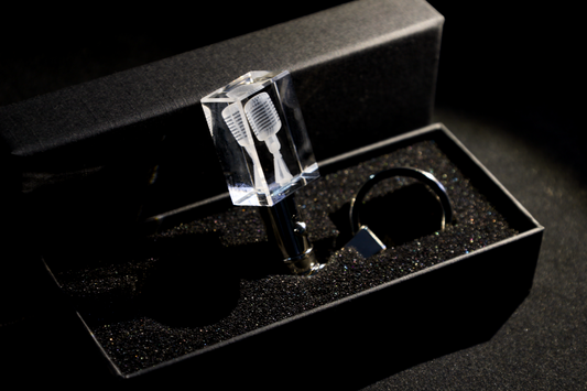 Sleutelhanger Vintage Microfoon – 3D miniatuur met jouw eigen gravure