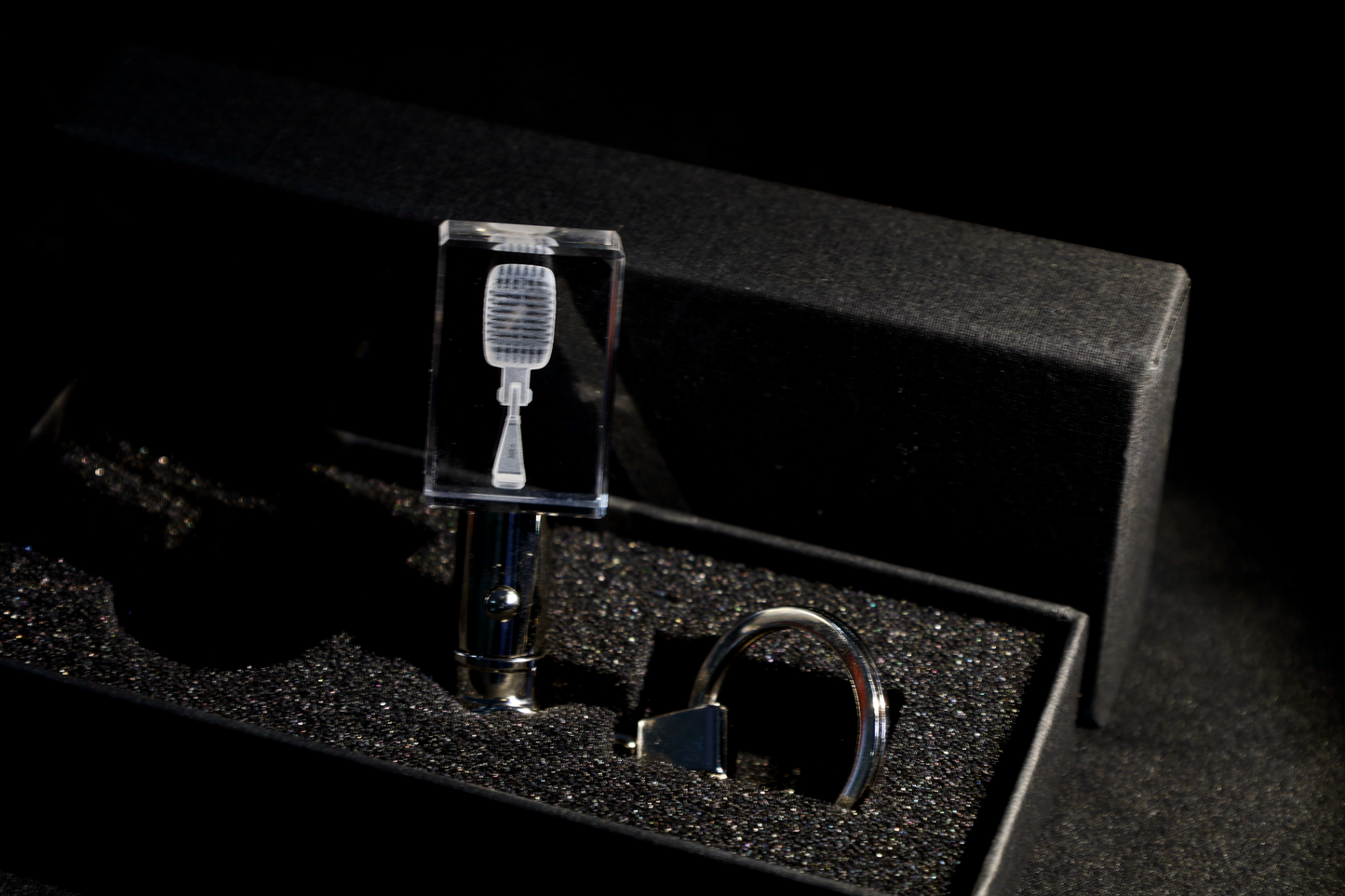 Sleutelhanger Vintage Microfoon – 3D miniatuur met jouw eigen gravure