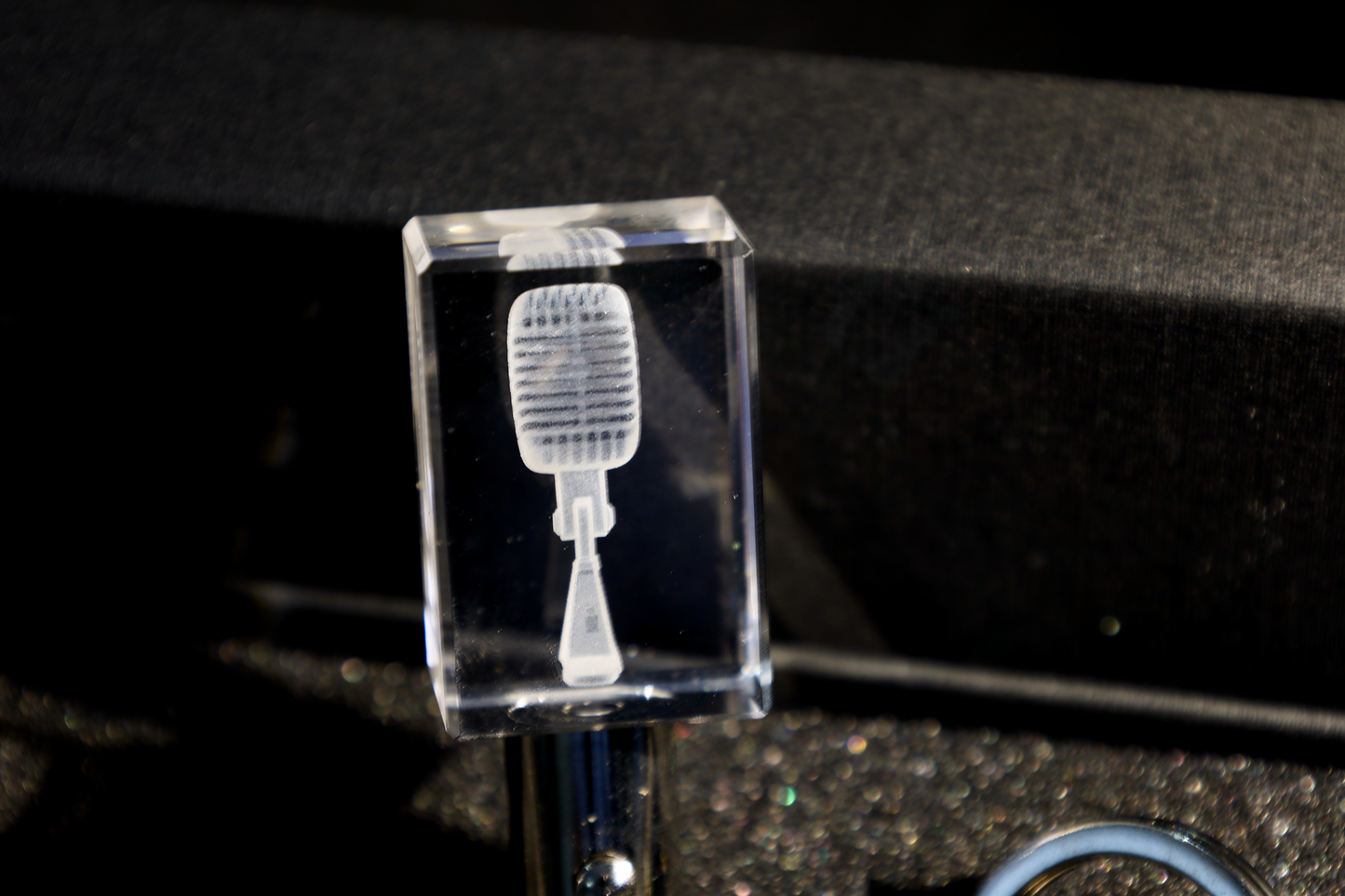 Sleutelhanger Vintage Microfoon – 3D miniatuur met jouw eigen gravure