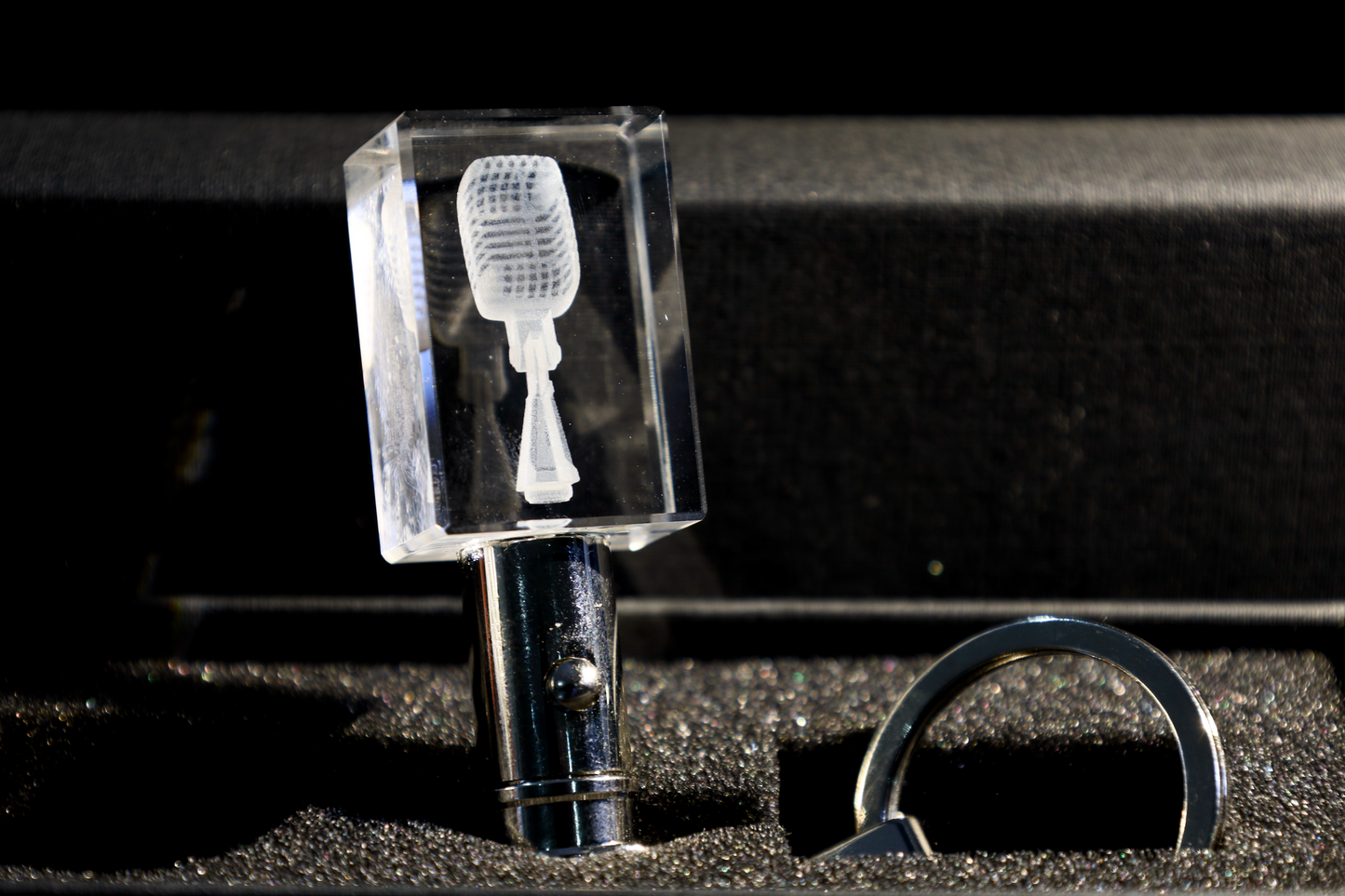 Sleutelhanger Vintage Microfoon – 3D miniatuur met jouw eigen gravure