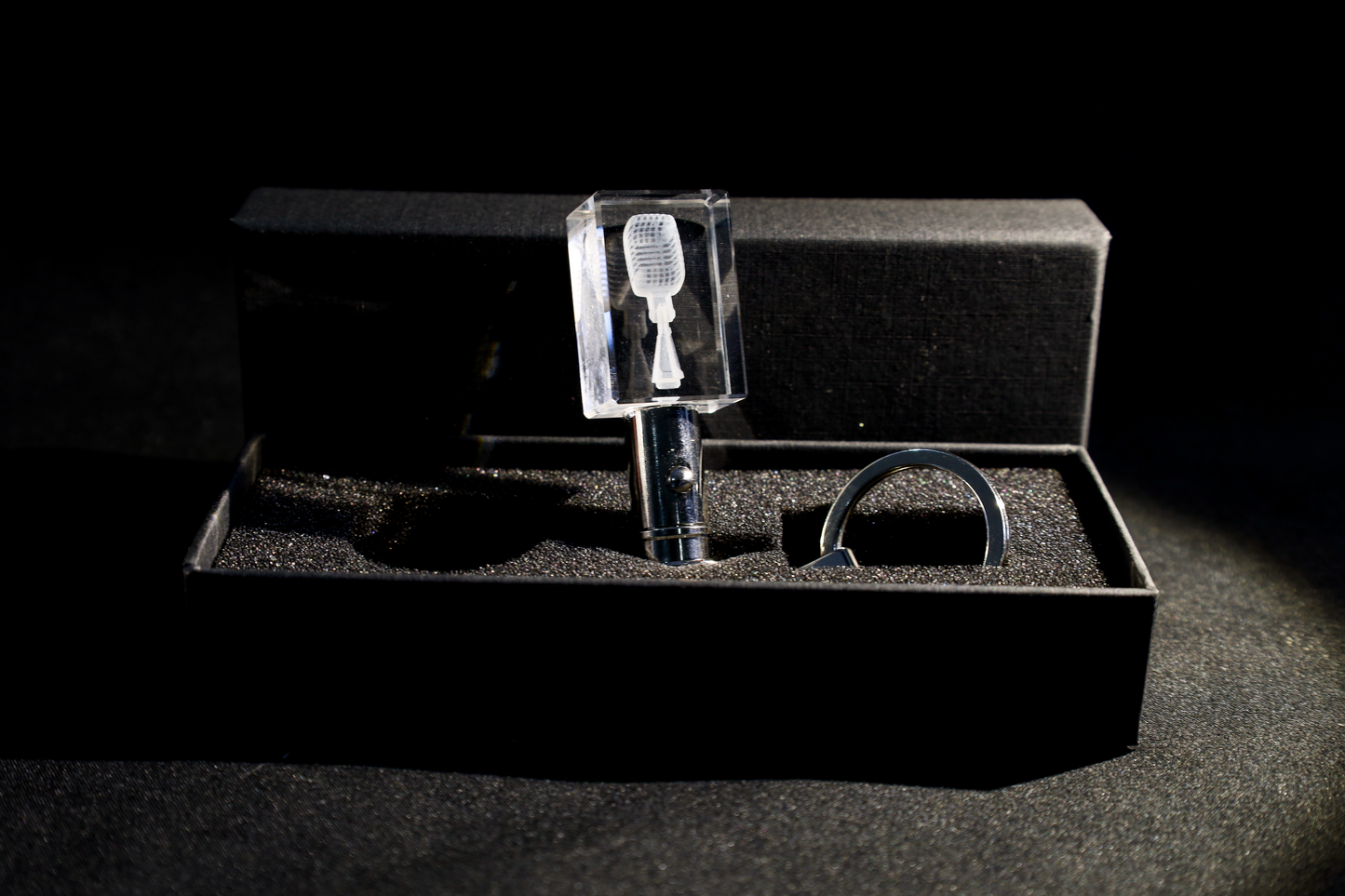 Sleutelhanger Vintage Microfoon – 3D miniatuur met jouw eigen gravure