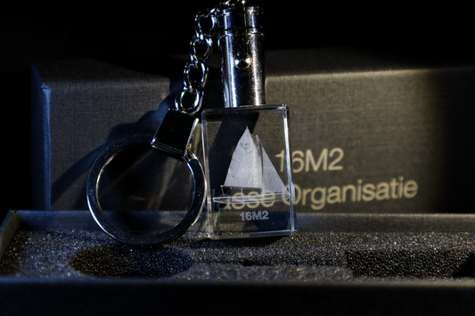 Kristal Sleutelhanger met 3D Gravure 16M2 met jouw eigen zeilnummer