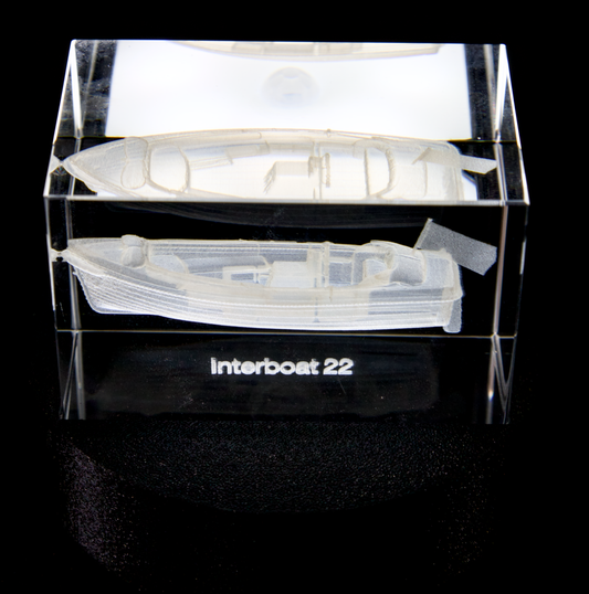 3D Gegraveerde Interboat 22 Sloep in Kristal (50x50x80 mm) – Personaliseerbaar met Naam & Registratienummer + Optionele LED Lichtvoet