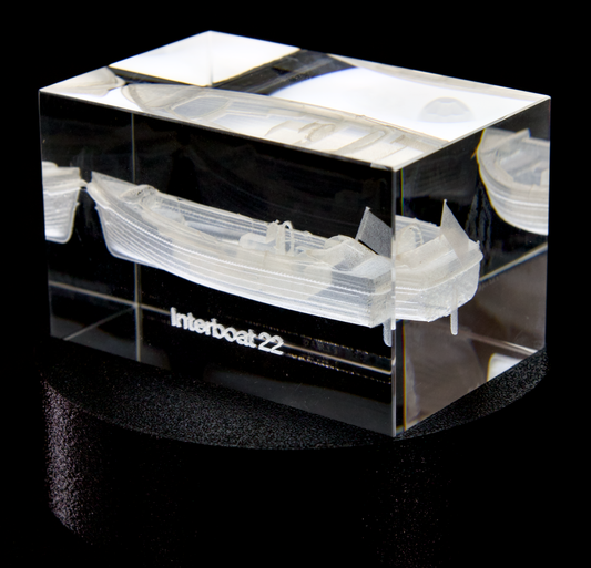 3D Gegraveerde Interboat 22 Sloep in Kristal (50x50x80 mm) – Personaliseerbaar met Naam & Registratienummer + Optionele LED Lichtvoet