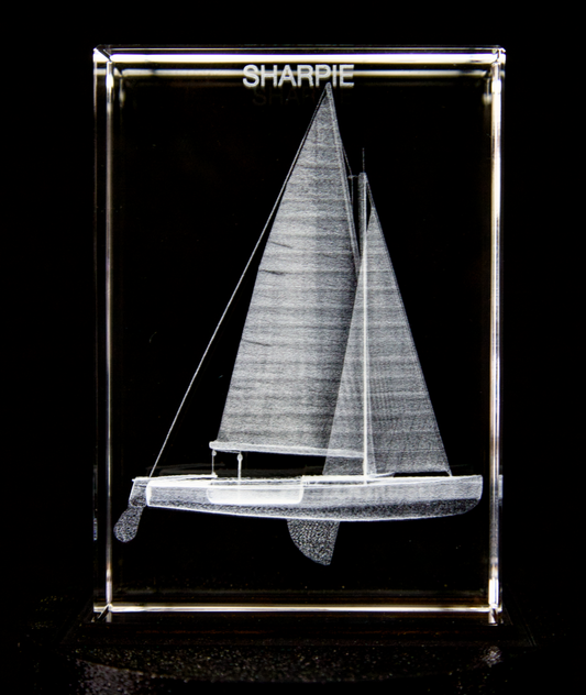 3D Gegraveerde Sharpie Zeilboot in Kristal (70x30x100 mm) - Personaliseerbaar met Naam & Zeilnummer + Optionele LED Lichtvoet