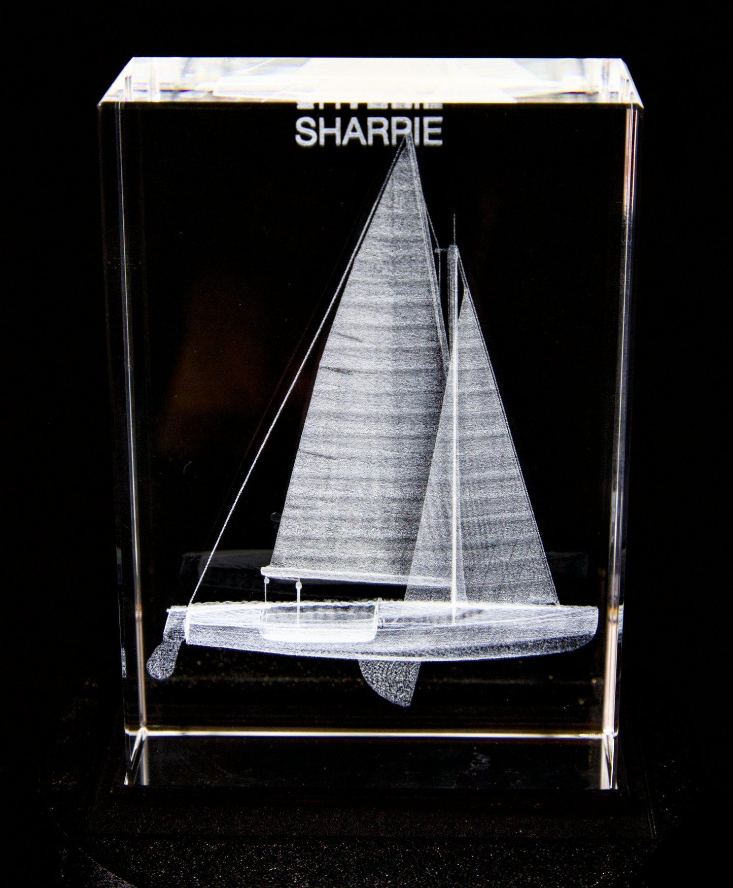 3D-gravierte Sharpie-Segeljacht im Kristall (70x30x100 mm) - Personalisierbar mit Name & Segelnummer + Optionaler LED-Leuchtsockel