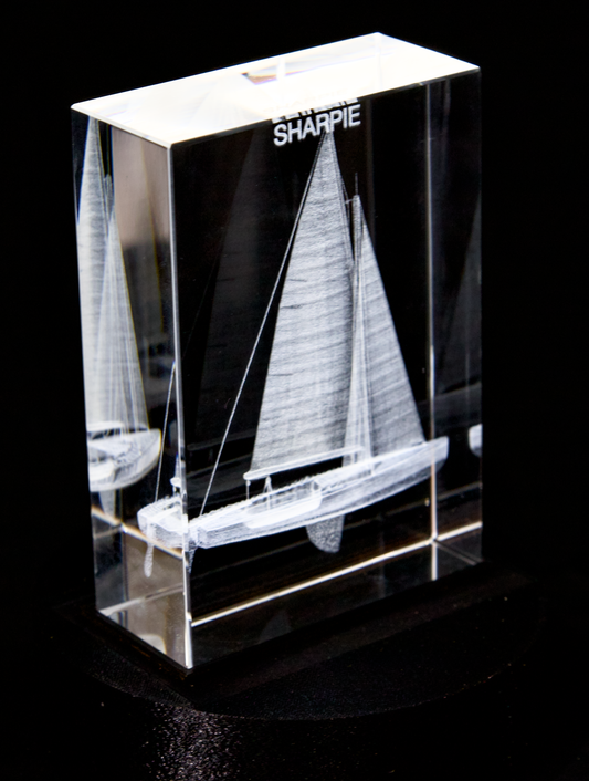 3D Gegraveerde Sharpie Zeilboot in Kristal (70x30x100 mm) - Personaliseerbaar met Naam & Zeilnummer + Optionele LED Lichtvoet