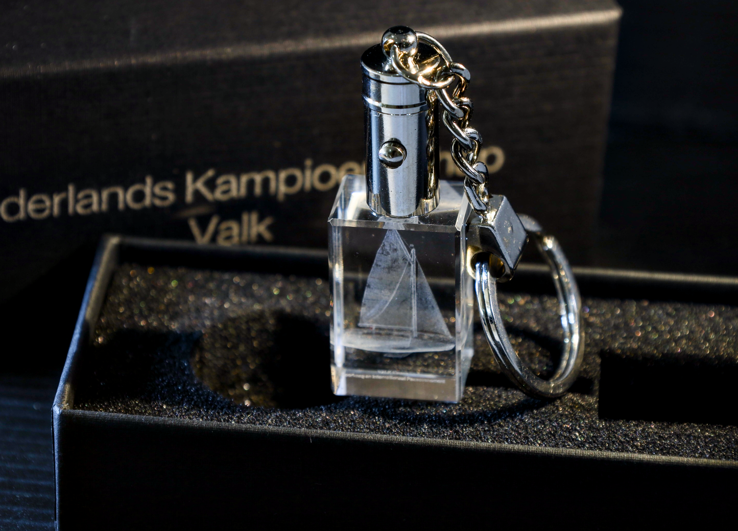 Kristal Sleutelhanger met 3D Gravure VALK met jouw eigen zeilnummer