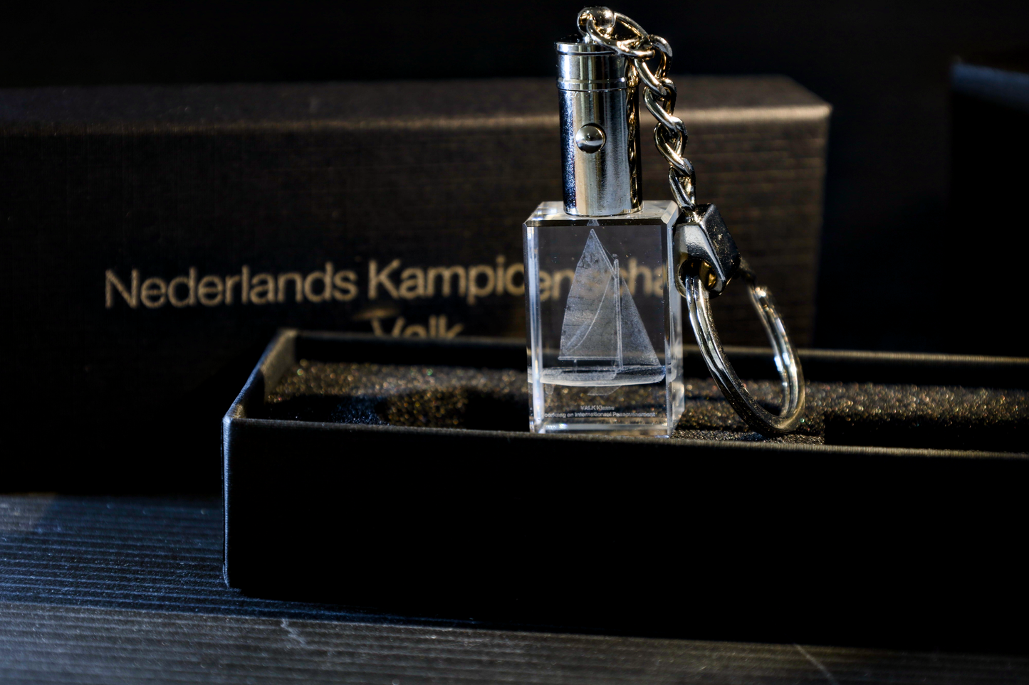 Kristal Sleutelhanger met 3D Gravure VALK met jouw eigen zeilnummer