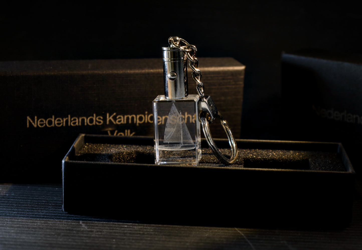 Kristal Sleutelhanger met 3D Gravure VALK met jouw eigen zeilnummer