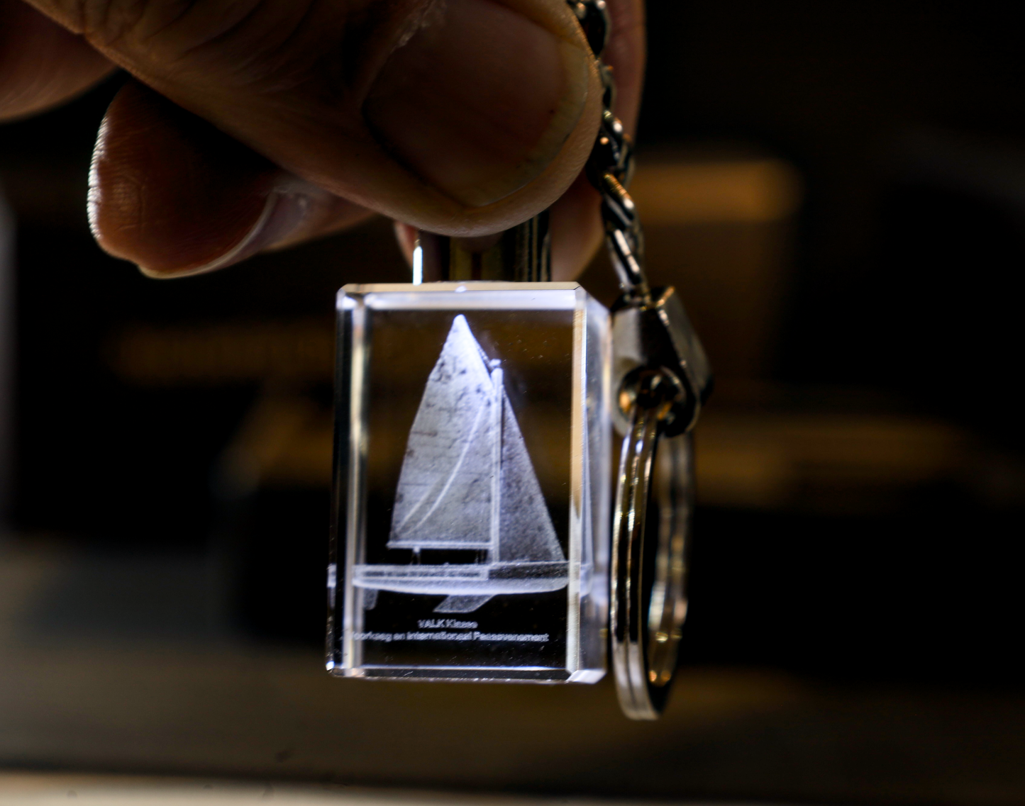 Kristal Sleutelhanger met 3D Gravure VALK met jouw eigen zeilnummer