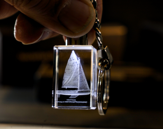 Kristal Sleutelhanger met 3D Gravure VALK met jouw eigen zeilnummer