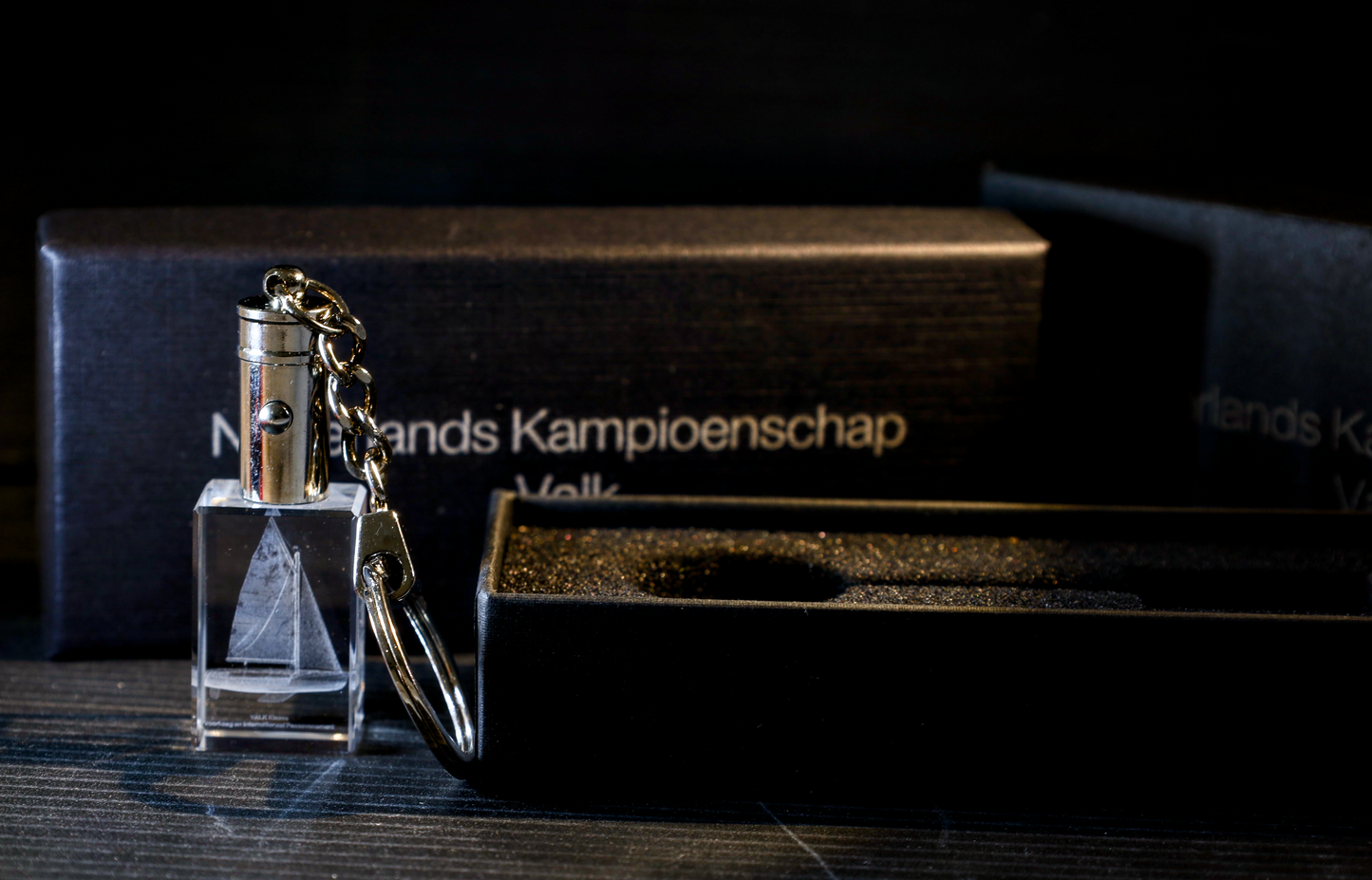 Kristal Sleutelhanger met 3D Gravure VALK met jouw eigen zeilnummer